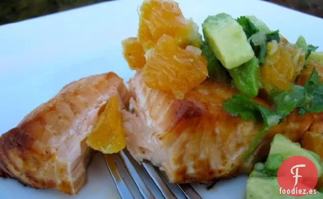 Salmón con Salsa de Mandarina y aguacate