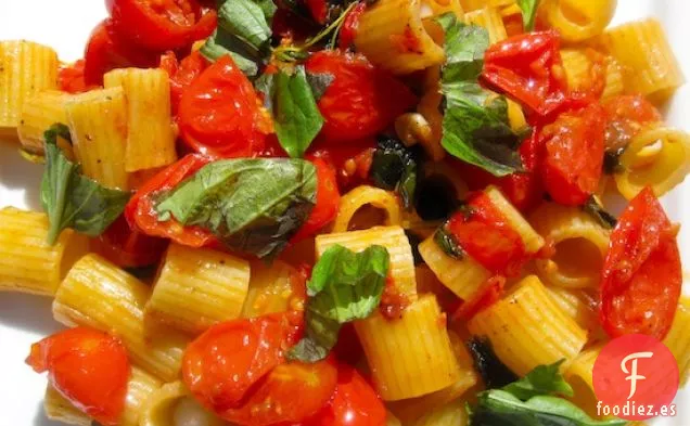 Pasta con Tomates Uva y Albahaca