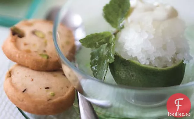 Granizado de Lima con Hojas de Menta Confitadas y Crema Fresca