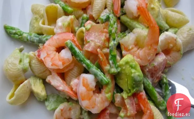 Ensalada de Pasta con Camarones, Aguacate y Espárragos