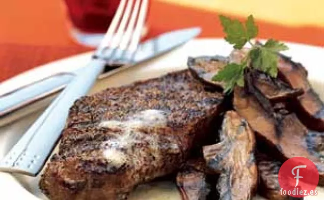 Filetes con Costra de Pimienta con Portobellos Glaseados en Worcestershire