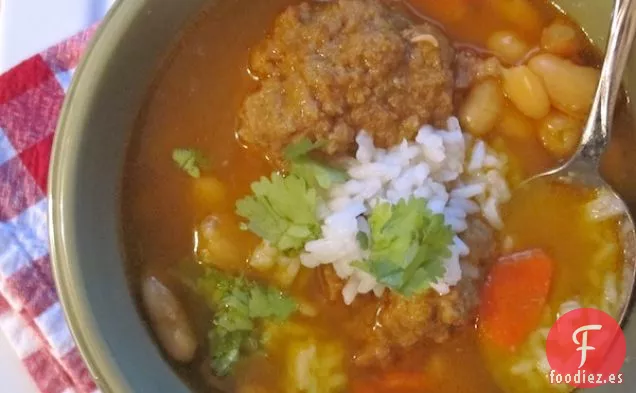 Sopa de Frijoles Blancos con Albóndigas