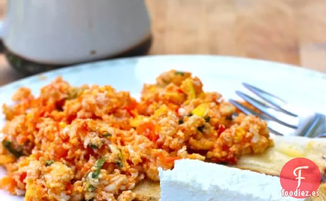 Huevos Revueltos con Tomate y Cebolla