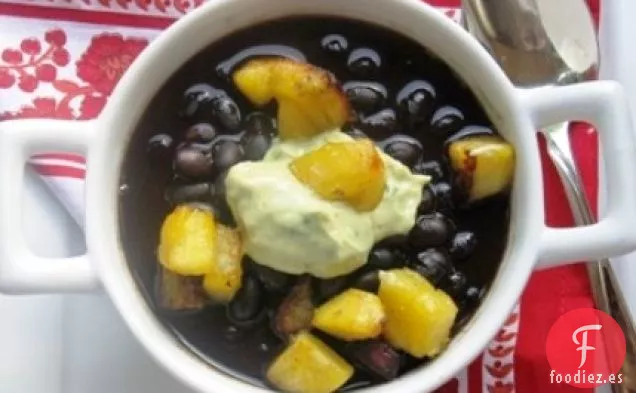 Sopa de Frijoles Negros con Plátano Dulce y Crema de Aguacate y Comino