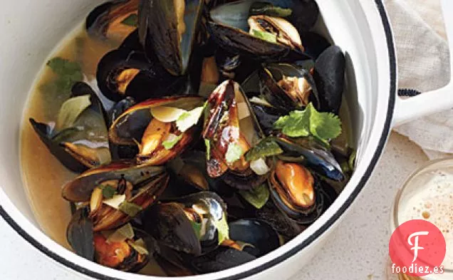 Mejillones en Caldo Poblano-Cilantro Ahumado