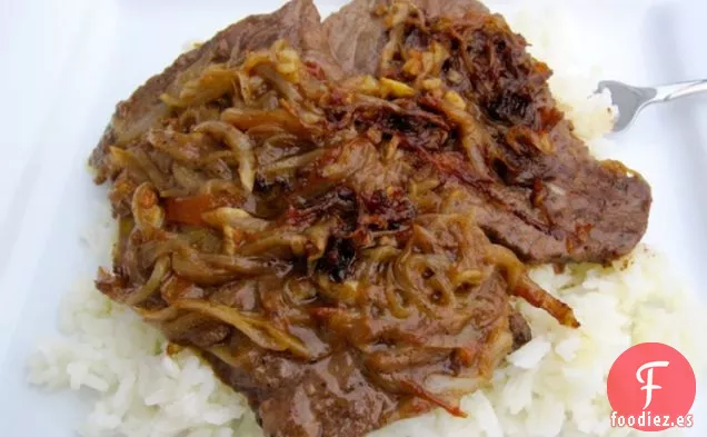 Bistec Encebollado (Bistec Colombiano con Salsa de Cebolla)