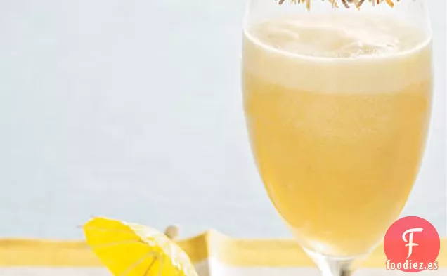 Piña Colada Con Borde De Coco Tostado