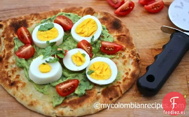 Pizza de Pan Plano de Aguacate y Huevo