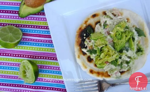 Arepa Reina Pepiada (Arepa con Pollo Rallado y Aguacate)