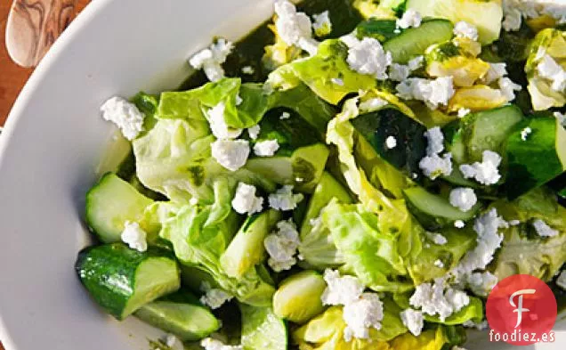 Ensalada de Lechuga, Albahaca y Pepino con Queso de Cabra