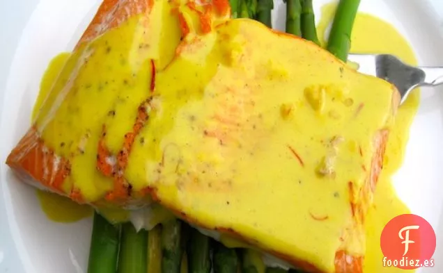 Salmón con Salsa de Coco y Azafrán