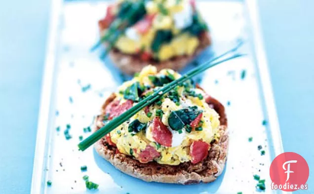 Huevos Revueltos Con Salmón Ahumado, Espinacas y Cebollino