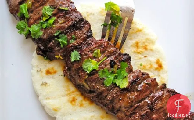 Arepa con Carne Asada (Arepa con Carne Asada a la Parrilla al Estilo Colombiano)