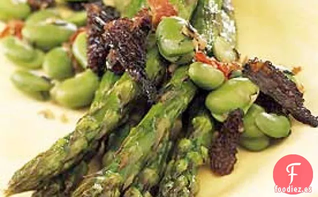 Espárragos Asados con Favas y Colmenillas Frescas
