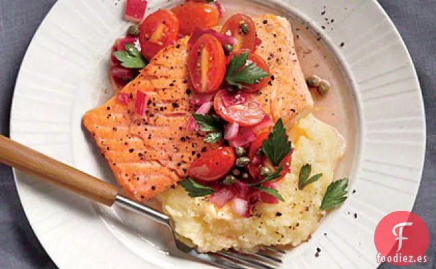 Salmón con Polenta y Vinagreta de Tomate Caliente