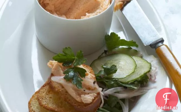 Mousse De Salmón Con Cebolla Roja En Escabeche Y Pepino