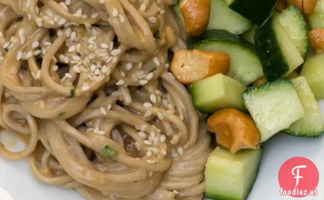 Fideos De Sésamo Con Ensalada De Anacardo De Pepino