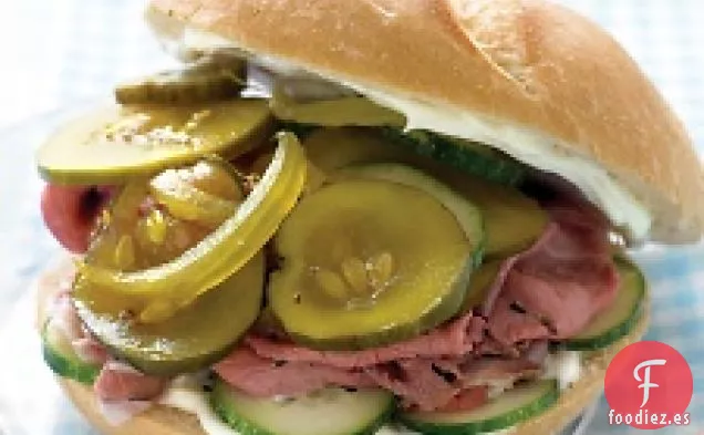 Sándwich De Carne Asada Con Cukes Y Encurtidos
