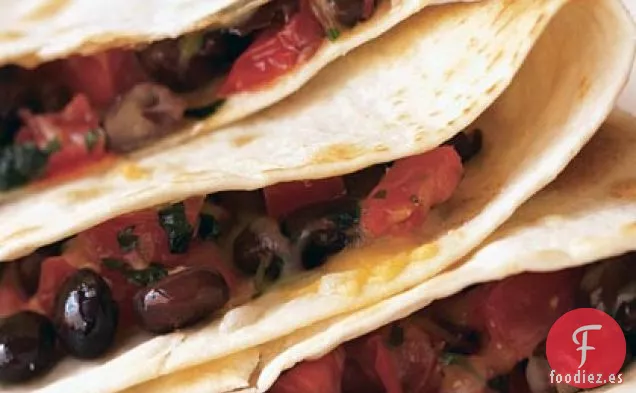 Quesadillas de Frijoles Negros con Salsa de Maíz