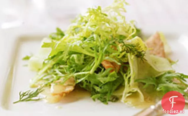 Frisee Con Salmón En Copos Y Pepino