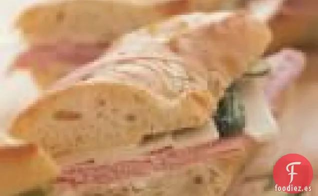 Baguette Con Jamón Francés, Gruyère Y Cornichons
