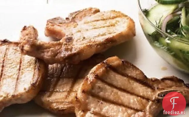 Chuletas De Cerdo A La Parrilla Con Ensalada De Pepino y eneldo