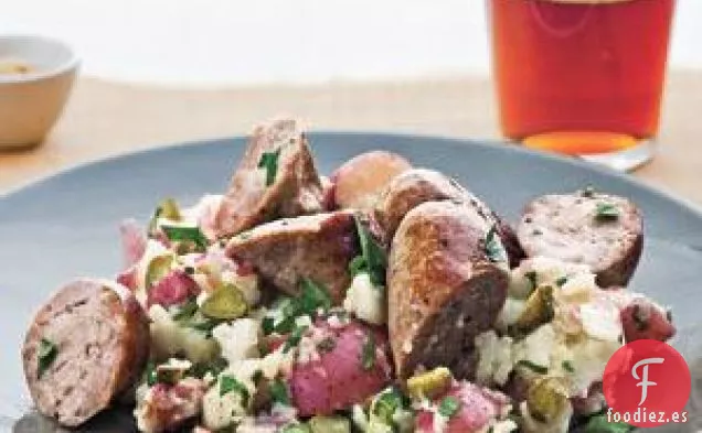 Salchicha Con Patatas Trituradas Y Cornichons