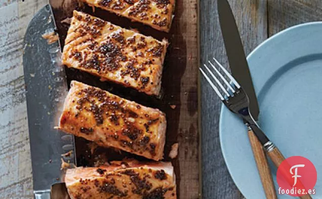 Salmón a Tablones con Glaseado de Maple y Mostaza