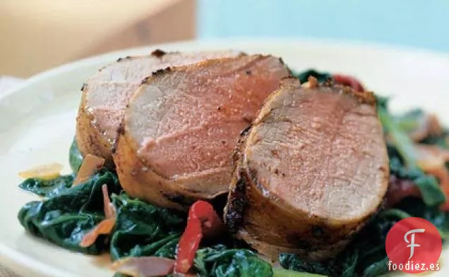 Solomillo de cerdo sobre un lecho de Espinacas, Pimientos de Piquillo y Jamón