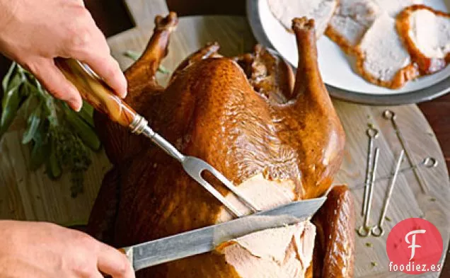 Pavo Ahumado con Salvia y Tomillo en una Parrilla de Gas