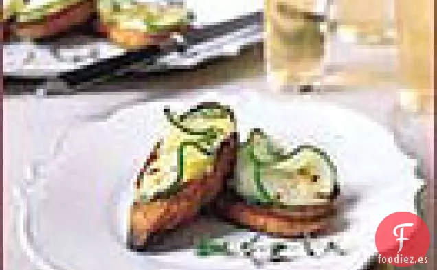 Crostini de Frijoles Blancos con Pepinos Picantes