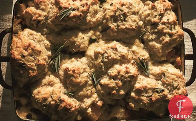 Pastel de Verduras de Raíz y Champiñones con cobertura de Galletas de Romero