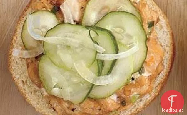 Hamburguesas De Salmón Con Pepinos Encurtidos Rápidos