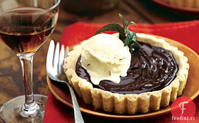 Tartaletas de Natillas de Chocolate en Corteza de Galletas de Almendras con Helado de Azafrán