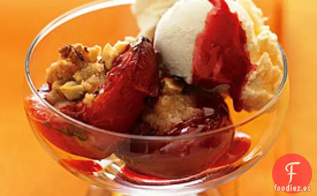 Ciruelas Tostadas con Streusel y Helado de Vainilla