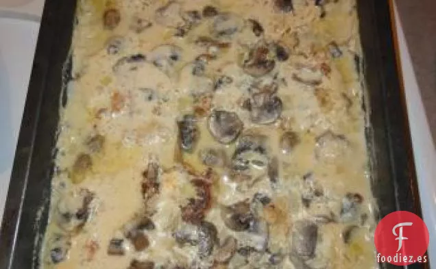 Chuletas de Cerdo Empanadas Al Horno Húmedas en Salsa de Champiñones