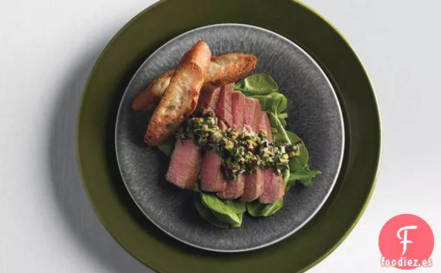 Atún a la Brasa con Vinagreta de Tapenade de Oliva y Rúcula