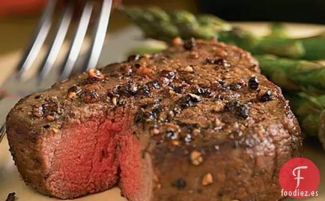 Filete Mignon con Costra de Pimienta y Espárragos