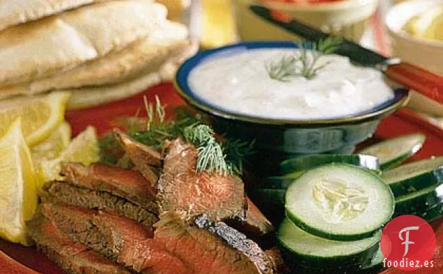 Sándwiches a la Parrilla de Londres con Salsa de Pepino y Yogur