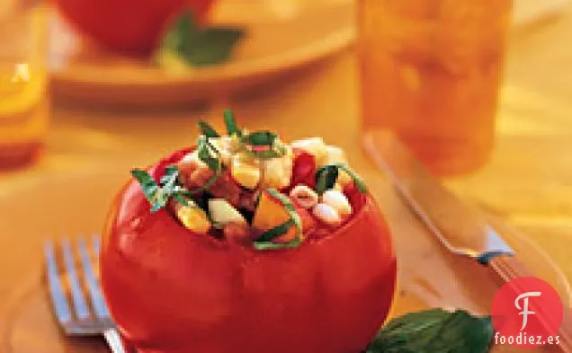 Tomates Rellenos Con Duraznos, Maíz, Pepinos Y Albahaca
