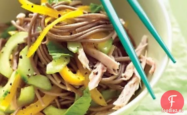 Ensalada Fría De Fideos Soba Con Pollo, Pimientos Y Pepino