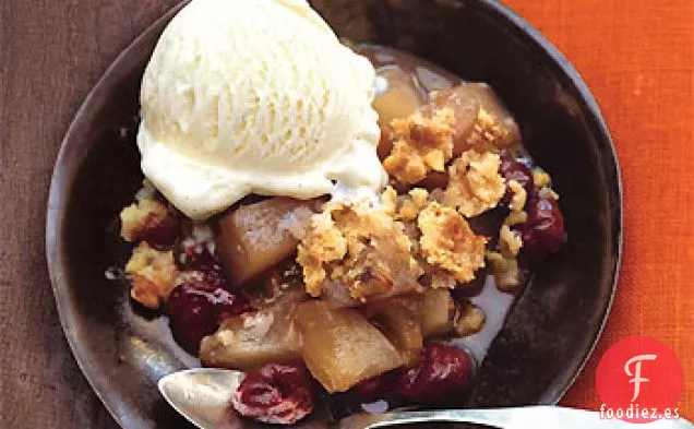 Crujiente de Pera y Cereza Seca con Streusel de Nuez Moscada y Nuez Moscada