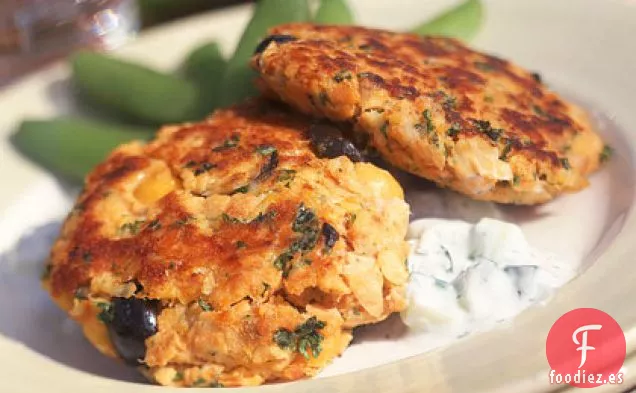 Pasteles de Salmón Mediterráneo con Salsa de Pepino