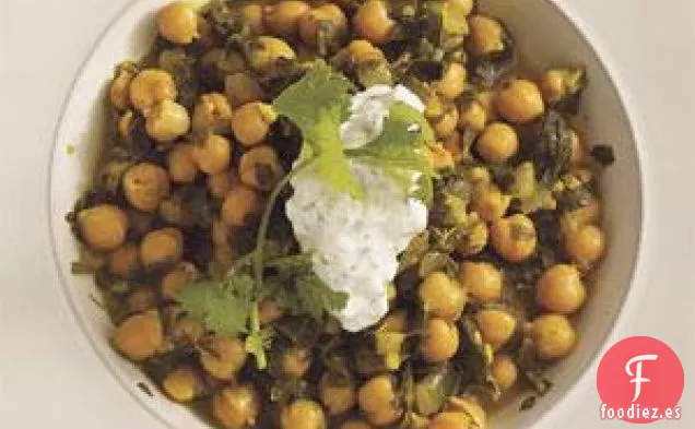 Curry De garbanzos y espinacas Con Salsa De Pepino y yogur
