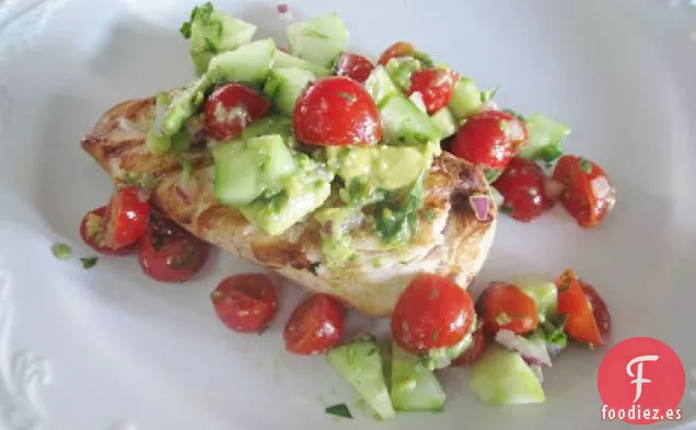 Pechugas De Pollo Con Salsa De Aguacate, Tomate Y Pepino