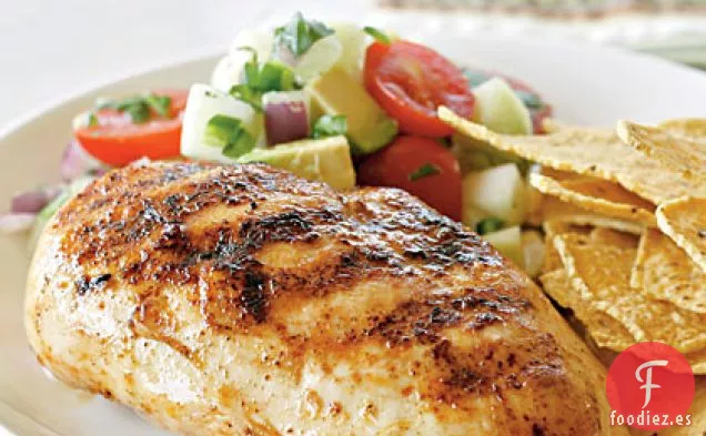 Pechugas de Pollo con Salsa de Aguacate, Tomate y Pepino