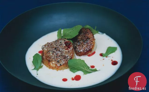 Vieiras Friccionadas a la Barbacoa con Sopa Cremosa de Chucrut