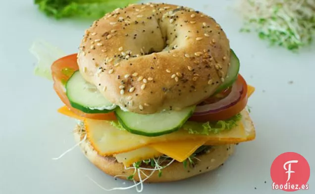 Sándwich De Bagel De Verduras Y Queso