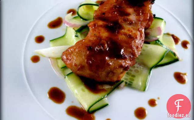 Pollo A La Barbacoa Picante Sin Salsa De Tomate Con Cukes Marinados Y Cebollas