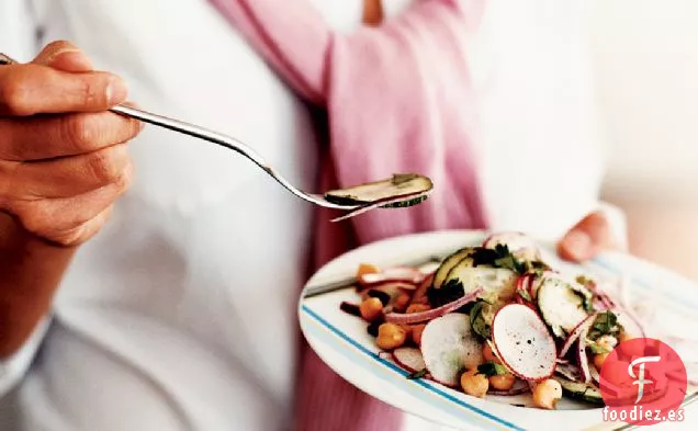 Ensalada de Garbanzos Marinados con Rábanos y Pepino